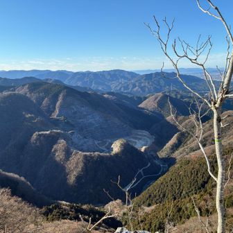 ダンプが行き交ってた先はここ
採石場🪨