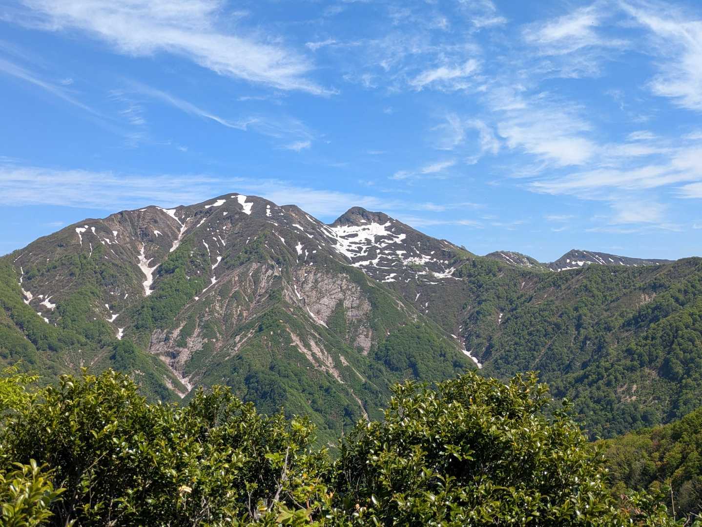 粟ヶ岳から
ずーっと並ぶ山々