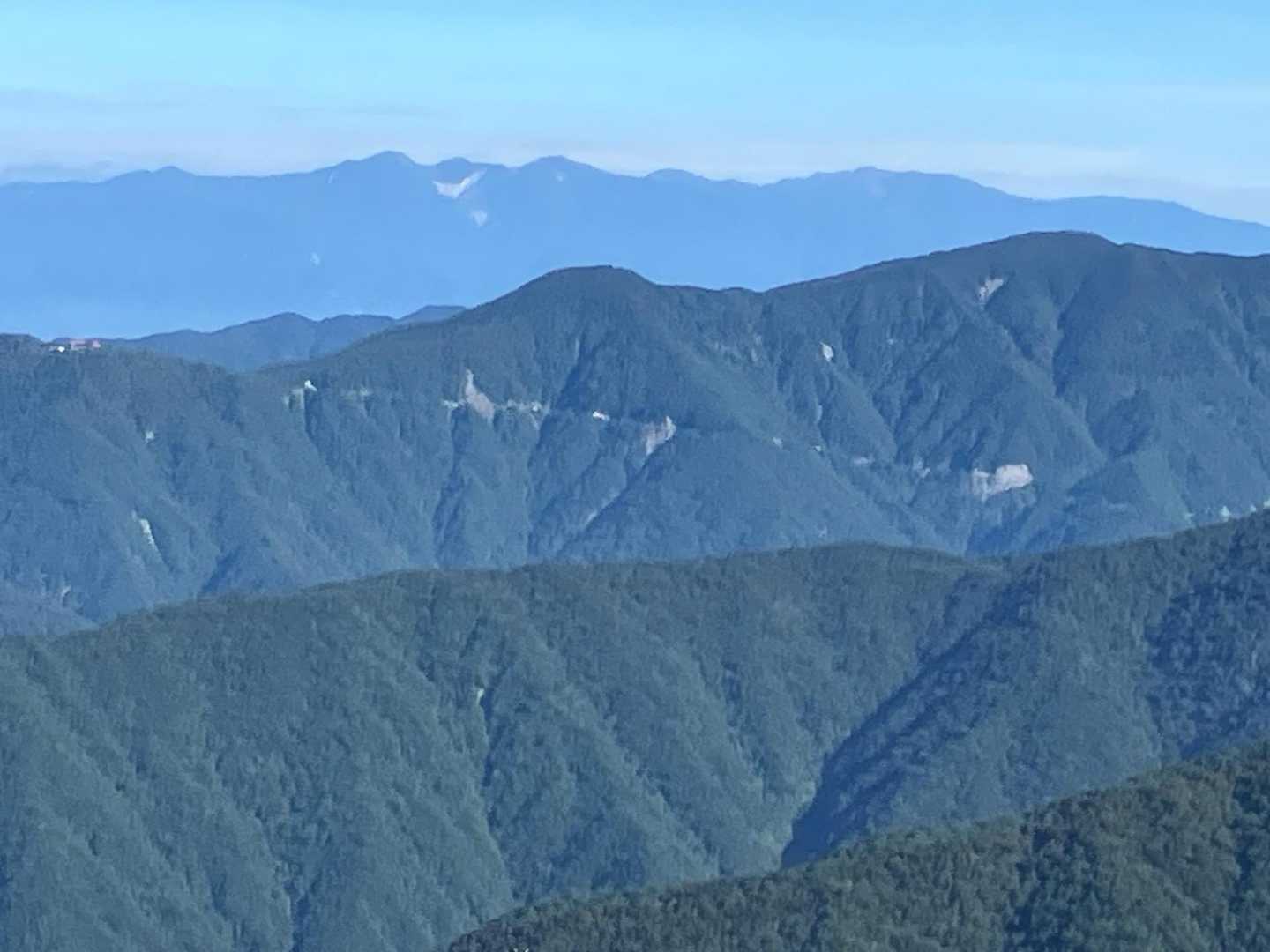 少し開けた所から
右手に木曽駒ヶ岳　
小さくカールが見えます