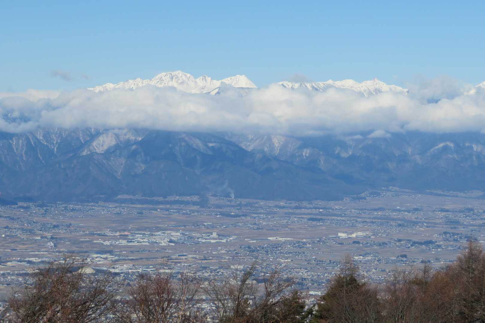 西に松本盆地
その奥に北アルプス・槍穂高が。