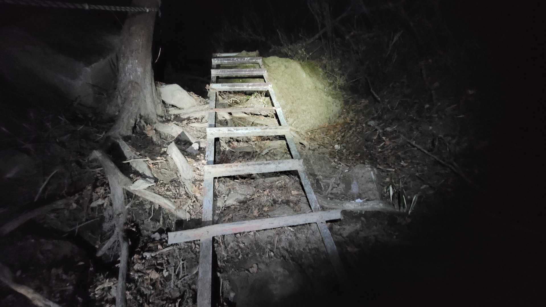 徐々に傾斜があがる中、落石注意の看板もあり、このようなハシゴも1箇所だけあります。