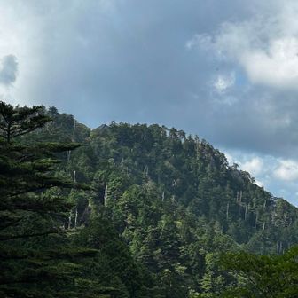 大峰山寺と裏行場(右の崖付近)