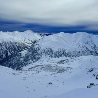水晶岳から槍ヶ岳が並び立ち、三俣蓮華岳に繋がる稜線。
サマーシーズンに見たことがあるはずの眺望だけど、白くなると全然違う景色に見えるなぁ〜