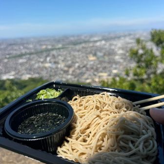 街を見下ろしながら蕎麦を食べました！