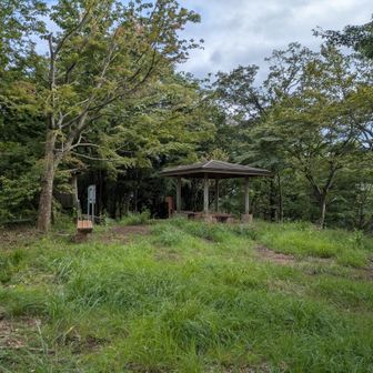 東屋のある頭高山山頂