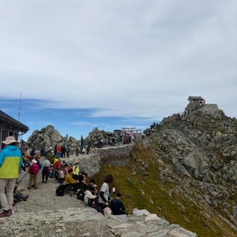 雄山山頂に到着ー
滅茶苦茶混んでるー