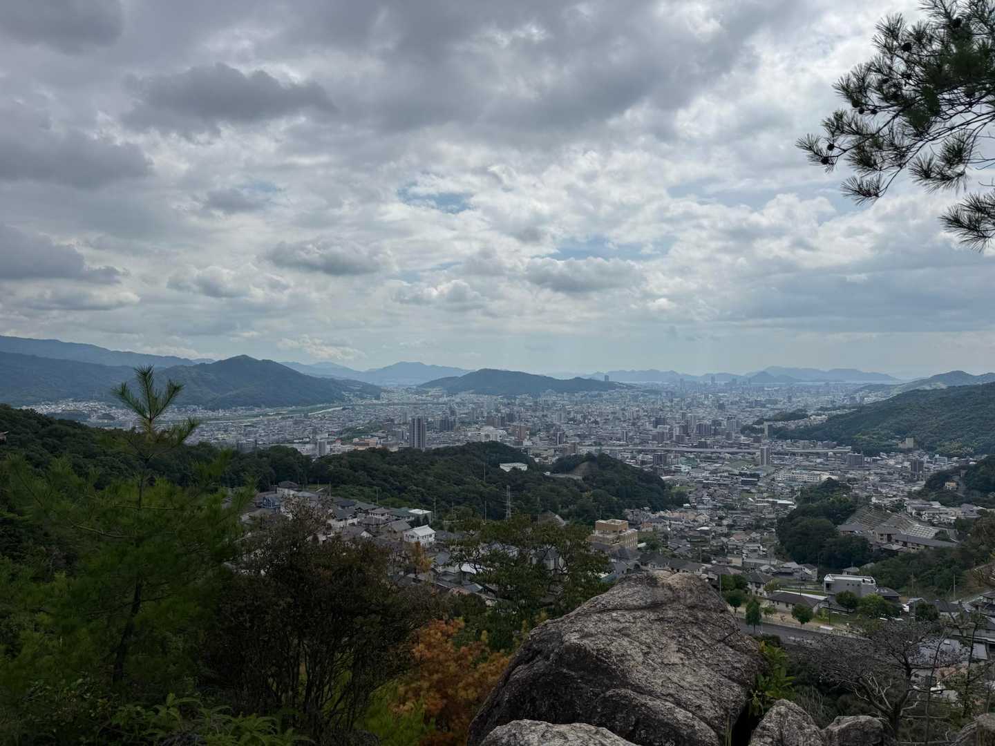 下山は西廻りから。。
里見大岩で🪨

こんにちは！広島！