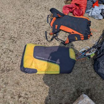 山頂で見かけたパラグライダーのフライヤーさんにパラグライダーの本体撮らせてもらった
ちなみにワイはハンググライダーのA級ライセンスはとってる(実はAが一番下w)