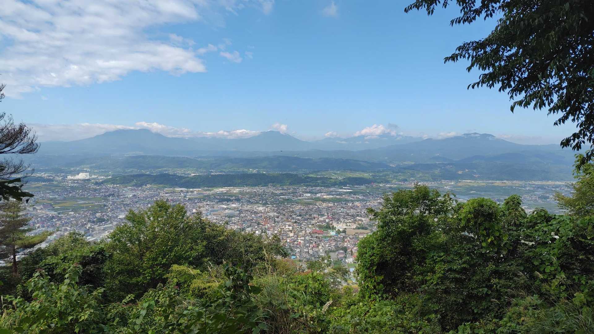 ここからも、遠くに名だたる山々を一望できます。