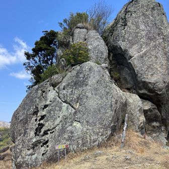 ⑨天狗岩（436m） 横見たら足元少しぷるぷる 頂きです⛰️   〔Gの百式の顔？笑〕