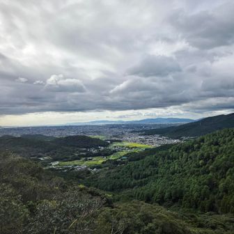 西テラスに寄る。西の空は雲多め、今まで多くの山好きな人の話聞いたけど、　これほど純粋に山が好きで歩いている人は初めて😳感動少ない自分が久々に✨😂新鮮～
話せば話すほどひしひしと山愛が伝わってくる！　
惚れてしまうわぁ～😁
私も負けないくらい山が好きなんだけど...ね
山はいろんなこと教えてくれる。
