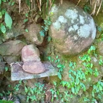 巣山礫岩は右側の丸い岩