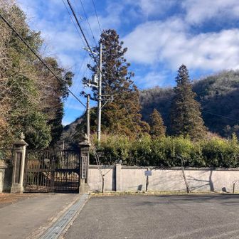 右横の道を門に沿って進みます