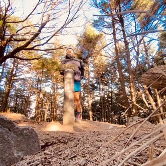 半月山  小学生なら半ケツ出てたかも
ちょっと歩くと展望台