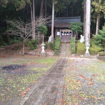 その奥、拝殿の後ろの山
何か不気味だよね～😨