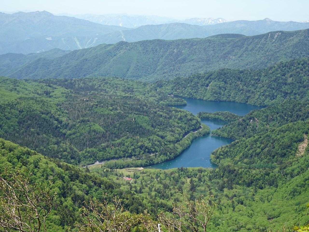 菅沼を見下ろす。左手に武尊山、遥か奥には苗場山も