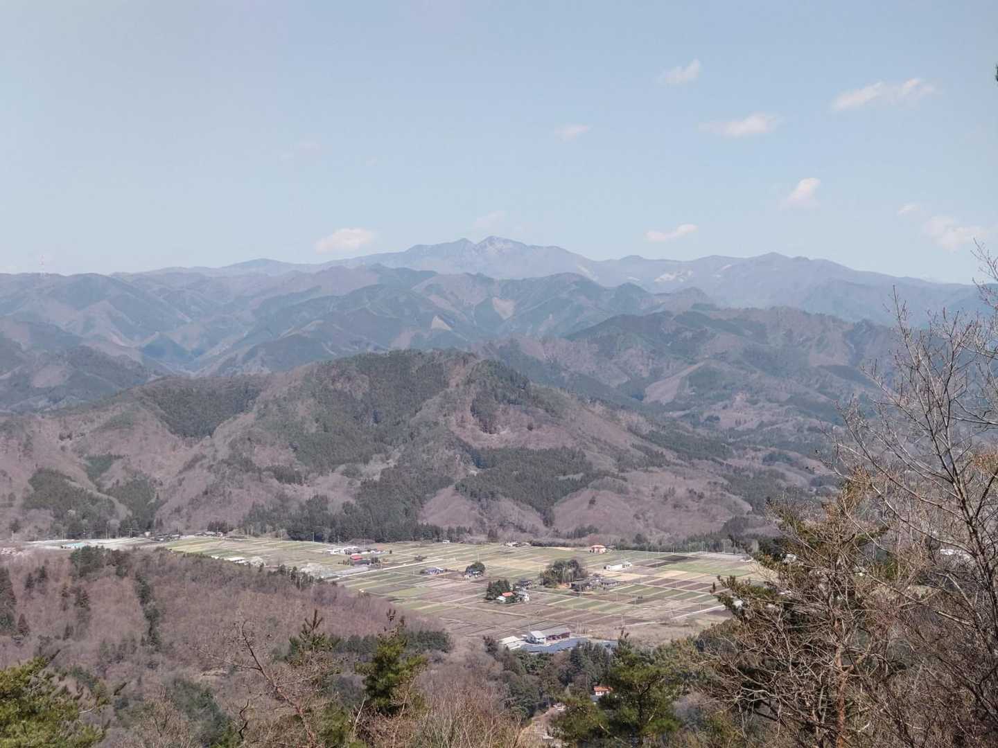 正面の高い山は袈裟丸山。
肉眼では右端に男体山も見えた！