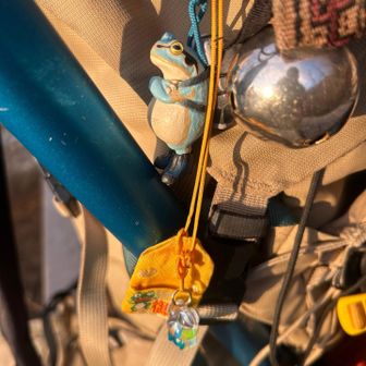 takaさんがくれた神社のカエルお守りとまき♾️さんがくれた無事🐸君😁
ブランク中、今までは山行く以上もし山で何かあっても悔いは無いと思ってたけどやはりソロ登山家でも1人で生きてる訳じゃないので繋がりある人達の為にも山で何かない様に出来る事をやるのが登山家の責務だと思う様になった。
これも気づくの遅せーよ案件かな？😅