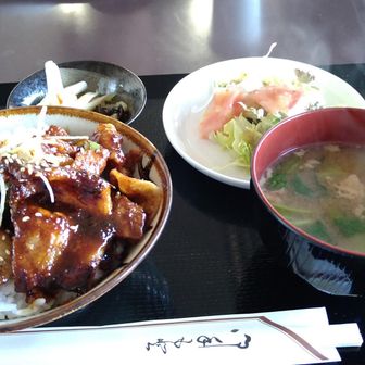 味噌だれ味の豚肉がたっぷりのった正丸丼
ご馳走様でした😋