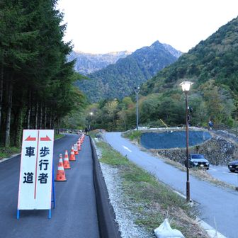 歩きだしは第4駐車場。
左俣はここからは暫く林道が続く。