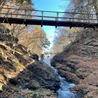 吊り橋は通行止め。その向こうにりっぱな滝