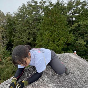 高所克服したい🐰さん
ホントは2番目で登ってくるはずだった所、
ハシゴ 登って・・😨地面に戻った

で、2回目のチャレンジ
臆することなく ハシゴ⇒縄ばしご⇒鎖
に進んでいかれました。

素晴らしい！！