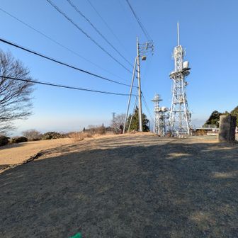 頂上全景。各種アンテナがたくさんある。この山が都市側山側双方から見通しが効くことがわかる。本宮山は奥宮や磐座が存在するように山岳信仰の場所として今日に至るまで大事にされてきたこととも繋がっているように思える