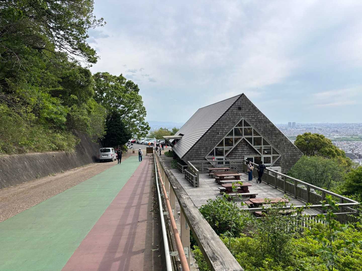 駐車場に戻ってきました。
風は強かったですが、気持ちの良いウォーキングでした。
