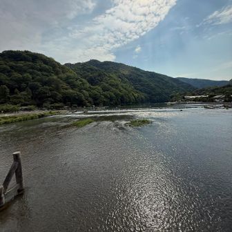 渡月橋から。下りてきた山々〜