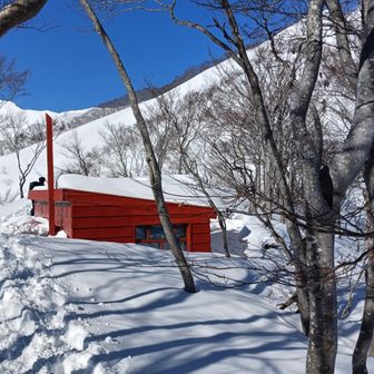 熊穴沢避難小屋に到着です！
ここでストックから初ピッケルに持ちかえました。