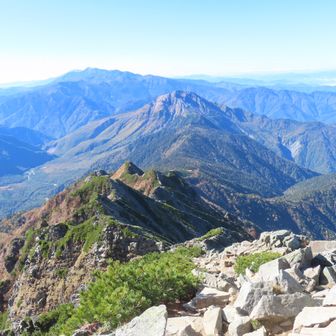 焼岳の後方、御嶽山？。