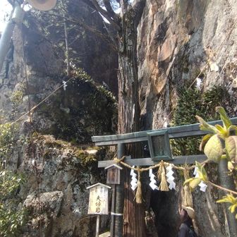 夫婦岩。
霊長類最強女子のあの方も訪れていて、ここをくぐる為に、
割ったとか広げたとか🤭