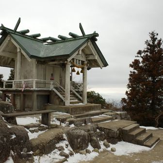 竈門神社上宮（山頂）！
祝日なのに2〜3人しかいないなんて珍しい💡
*
山頂手前、目の前で凍りついた登山道でおばさんが滑って尻もちついてびっくりしました🫣（怪我がなくてよかった）