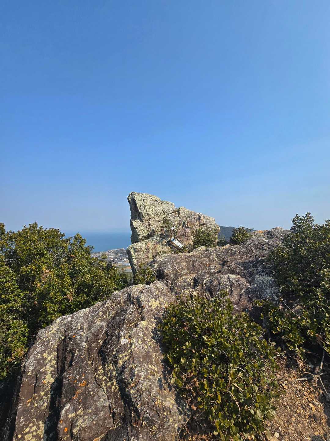 すり鉢山だぁ

この岩場からは
360度Viewだよ～