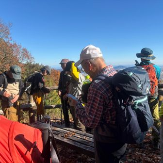 帰りは大谷山のピークに寄らず、展望台で小一服。
