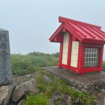門内岳の赤い祠