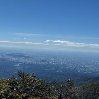 遠くは霞んでいますが、街を一望