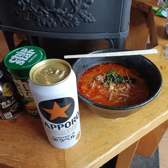 大雨と雷。もう小屋に幽閉状態。ソロハイカーには辛い状況。
とりあえず担々麺とビール。