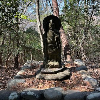 御嶽山手前には石像やら石碑やら。かつては栄えていたのだろうか？