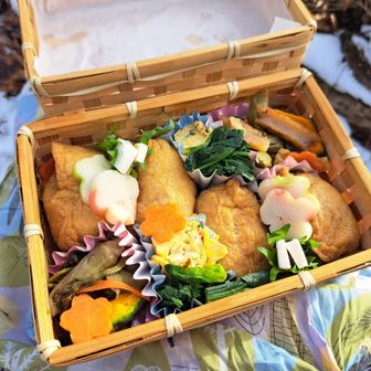 倒木に座りランチタイム😋
多賀城オルレのオープニングでいただいた古代米でいなり寿司に😙ウドの塩漬けを戻し煮物に🌿
山友さんと仲良くはんぶんこ😋

いただいた水筒を使いたかったのでカップスープ持参☺️
保温力抜群⤴️有難うございました🥰