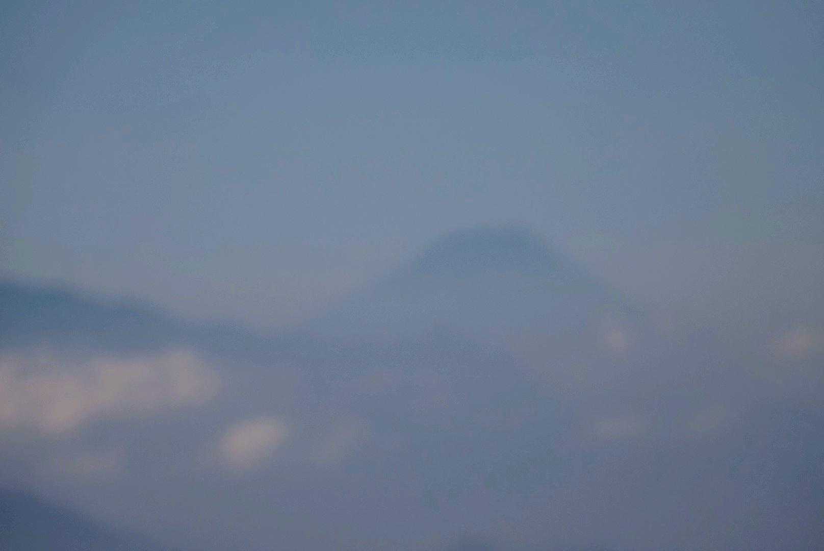 「あれ、富士山じゃないですか？」って私。