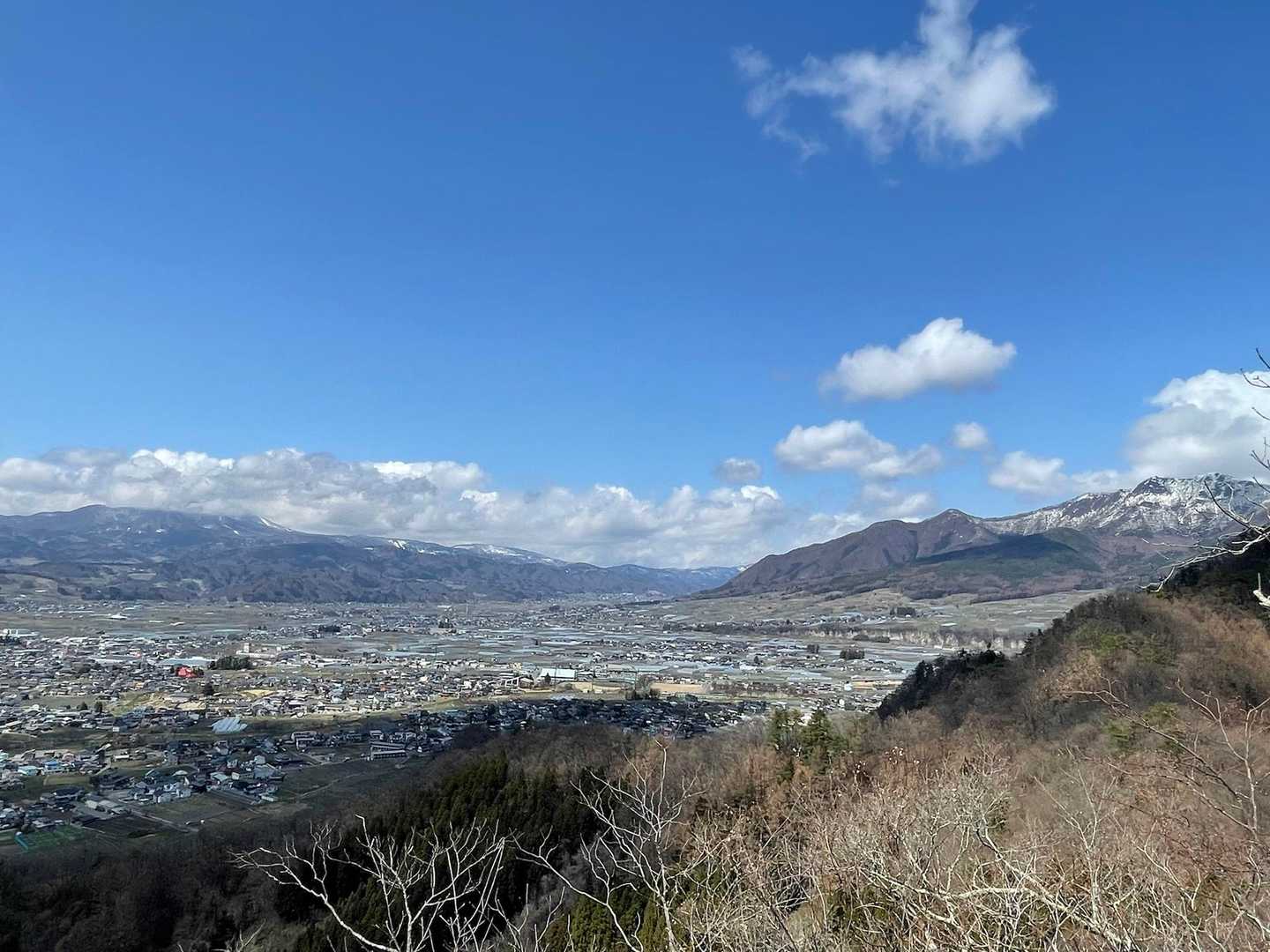 右は高社山