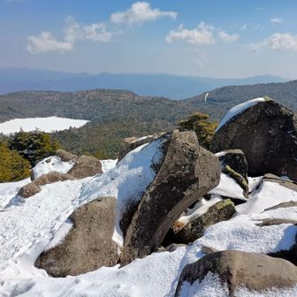 高見石からの白駒池。飲食禁止の貼り紙😢