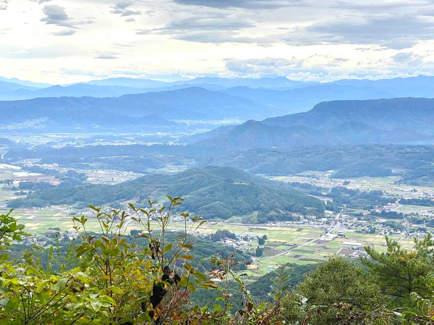 手前が後山、そして奥に戸神山