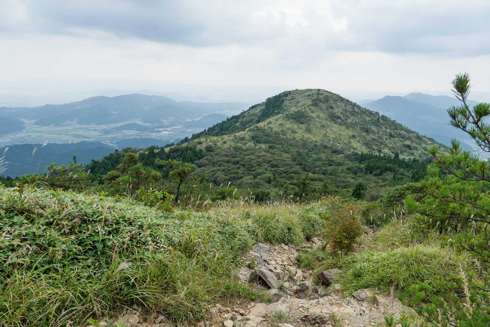 天山山頂まで戻って次は向こうに見える雨山へ
