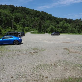 広い駐車場はガラガラです。
結構人に出会いましたが、表から登られる方が多いのでしょうか。