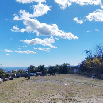 弓立山山頂に到着です。
空が高い～