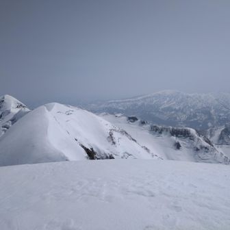 写真だと見えにくいですが、
右奥が浅草岳
地元のお姉さんに教えていただきました
浅草岳も登ってみたい✨