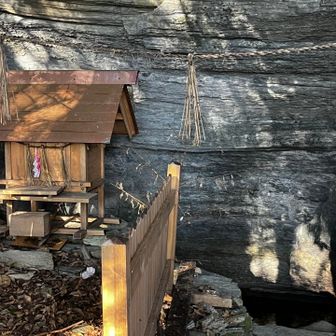 東の宮
右に水が溜まってます
ここの水は枯れないそうです、千枚岩は水を通しにくいから