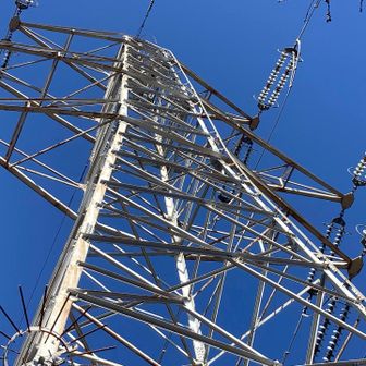 鉄塔間は降りと沢渡りと急登の
繰り返し
